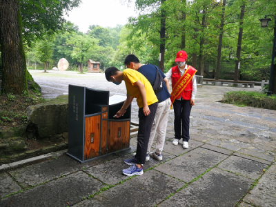 无锡三亚岛旅游区特勤队副队长刘佳楠规劝游客文明出行